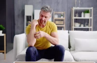 Η φλεγμονώδης δερματική νόσος που ταλαιπωρεί το 3% του πληθυσμού – 6 παράγοντες που την επιδεινώνουν