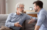 Νόσος Αλτσχάιμερ: H αδιόρατη αλλαγή στην ομιλία που μαρτυρά τη φθορά του νου