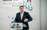 Ο Απόστολος Τζιτζικώστας στα εγκαίνια της Philoxenia μετά από Μόντρεαλ, Τόκιο, Νέα Υόρκη και Ριάντ