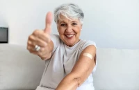 Γιατί τα εμβόλια «δουλεύουν» λιγότερο μετά τα 65; Οι ειδικοί εξηγούν