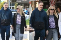 Αλέξανδρος Τσουβέλας: Χαλαρή βόλτα στη Γλυφάδα με τη διεθνούς φήμης γλύπτρια σύντροφό του