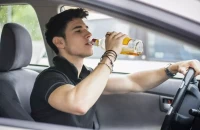 Τι θα συμβεί αν κόψουμε απότομα το αλκοόλ; Ένας γιατρός προειδοποιεί για τους κινδύνους