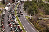 Οι αγρότες από το μπλόκο της Νίκαιας προτείνουν 48ωρο πανελλαδικό μπλακ άουτ μετά τα Θεοφάνεια