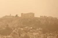 Δυστοπικές εικόνες στην Αθήνα λόγω αφρικανικής σκόνης - Αποπνικτική η ατμόσφαιρα