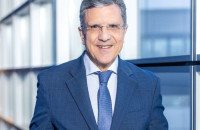 Επιπλέον κονδύλια για τη στέγαση υποσχέθηκε ο επίτροπος στον Γιώργο Αυτιά