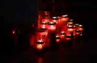 Άλκης Καμπανός: 19 κεριά στο σημείο που δολοφονήθηκε στη Θεσσαλονίκη 4 χρόνια μετά τη δολοφονία του