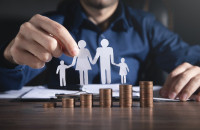 ΙΜΕ ΓΣΕΒΕΕ: Η ακρίβεια "τεντώνει" τα ελληνικά νοικοκυριά και οδηγεί σε στερήσεις