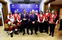 Χριστουγεννιάτικα κάλαντα από εθελοντές του Ελληνικού Ερυθρού Σταυρού στον Υπουργό Υγείας Άδωνι Γεωργιάδη