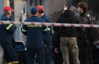 Κυψέλη:  Άνδρας μαχαίρωσε τη γυναίκα του στον λαιμό και έπεσε από την ταράτσα - Βρέθηκε ιδιόχειρο σημείωμα