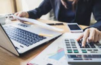 Για να προλάβουν τις εκκρεμότητες του 2025 πάνω από τους ηλεκτρονικούς υπολογιστές οι λογιστές