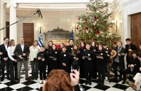 Κυριάκος Μητσοτάκης: Άκουσε τα κάλαντα από το Μουσικό Σχολείο Αλίμου