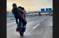 Συνελήφθησαν νεαροί που έτρεχαν με μηχανές και έκαναν σούζες στη λεωφόρο Αθηνών, οι δύο δεν είχαν καν δίπλωμα