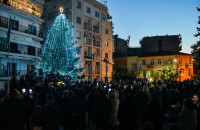 Οι νέοι της Εκκλησίας: Φωταγώγησαν το χριστουγεννιάτικο δένδρο τους
