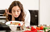 Ρίξτε την κοιλιά με τη «μέθοδο που χορτάτε» – Τι θα τρώτε