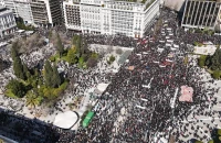 Τρία χρόνια από τα Τέμπη: Γέμισε με κόσμο η πλατεία Συντάγματος – Σε εξέλιξη η διαδήλωση