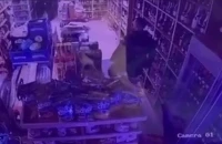 Θεσσαλονίκη: Διαρρήκτες εισέβαλαν σε κάβα – Ένας εντοπίστηκε σφηνωμένος στο φρεάτιο του ασανσέρ