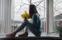 Η μοναξιά καραδοκεί σε όσους βλέπουν τον κόσμο μέσα από ένα αρνητικό φίλτρο