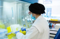 Την ώρα που η Ευρώπη μαθαίνει να ζει με την πανδημία η Επιτροπή δουλεύει για την εξασφάλιση εμβολίων