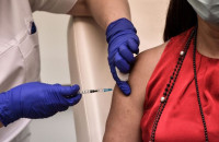 53% μείωση στα κρούσματα, 0% θάνατοι: Η πρώτη χώρα που τελειώνει τον κορωνοϊό χάρη στο εμβόλιο