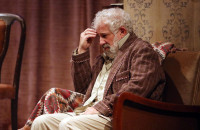 Ο Πέτρος Φιλιππίδης απομονωμένος σε ένα δωμάτιο, ντρέπεται να αντικρύσει τον γιο του!