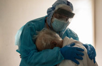 Η φωτογραφία ενός γιατρού που παίρνει αγκαλιά έναν ηλικιωμένο ασθενή με κορονοϊό κάνει το γύρο του κόσμου. Ο γιατρός εργάζεται 256 μέρες χωρίς ρεπό. «Δε θέλω να πάρω αγκαλιά» όσους δεν τηρούν τα μέτρα, δήλωσε…