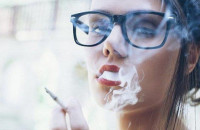 Κάπνισμα: 6 τρόφιμα για να αποβάλλετε τη νικοτίνη από το σώμα