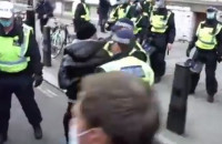 Συγκρούσεις αστυνομίας – διαδηλωτών σε συγκέντρωση κατά του lockdown στο Λονδίνο