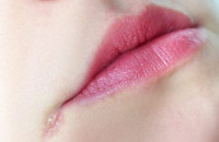 Τι να κάνετε για να μην σκάσουν τα χείλη σας από το τσουχτερό κρύο