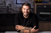 Άκης Πετρετζίκης: Έγινε μπαμπάς- Γέννησε η σύντροφος του Κωνσταντίνα Παπαμιχαήλ