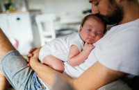 5 χαρακτηριστικά που το μωρό κληρονομεί από τον μπαμπά του