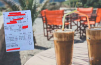 Μύκονος: Ο λογαριασμός για δύο ροφήματα και ένα νερό τους προκάλεσε ταχυπαλμίες – Δεν θα πιστεύετε το ποσό που πλήρωσαν!