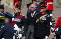 Το τρυφερό φιλί της Μίντλεντον στον Κάρολο μετά το τελευταίο αντίο στον πατέρα του