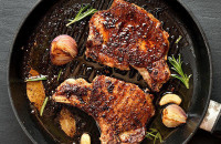 Πώς να μαγειρέψετε τέλεια χοιρινές μπριζόλες στο τηγάνι