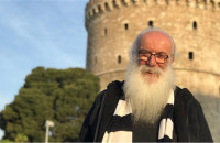 Πατήρ Χρήστος: Ο ιερέας που εξομολογεί νέους με ποτά – «Η Εκκλησία παραστράτησε γιατί δέχεται μόνο καθαρούς