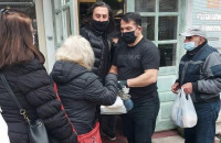 «Να μην χάσουμε ποτέ την ανθρωπιά μας»: Ο Πύρρος Δήμας μοίρασε τρόφιμα σε άστεγους και άπορους