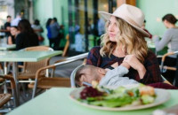 Υπεύθυνος εστιατορίου ζήτησε από μητέρα να θηλάσει το μωράκι της στις τουαλέτες ΑΜΕΑ