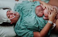 Η λεκτική βία που βιώνουν οι γυναίκες στις αίθουσες τοκετών