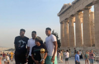 Οι Αντετοκούνμπο πήγαν το τρόπαιο του ΝΒΑ στην Ακρόπολη