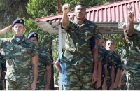 Οταν ο Γιάννης και ο Θανάσης ορκίζονταν στον ελληνικό στρατό [εικόνες]