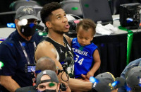 Ο Αντετοκούνμπο junior πανηγύρισε αγκαλιά με το τρόπαιο του NBA