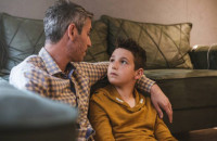 Μεγαλώνω τα παιδιά μου μόνος και τα μαθαίνω να σέβονται τις γυναίκες – Η ιστορία του Ερμή