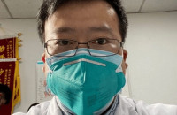 Χιλιάδες Κινέζοι άφησαν μηνύματα στον γιατρό που είχε προειδοποιήσει για την Covid -19