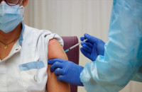 Στην ηλικιακή ομάδα των 50 ετών και άνω: Πάμε σε υποχρεωτικό εμβολιασμό