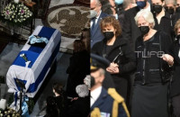 Κηδεία Κάρολου Παπούλια: Κλίμα οδύνης στο τελευταίο αντίο, συντετριμμένη η σύζυγός του