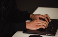 Απέσπασαν τραπεζικούς κωδικούς:  «Τσαλάκωσαν» 11.900 ευρώ