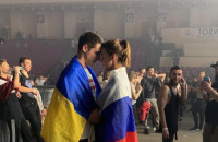 Εκείνος φορά τη σημαία της Ουκρανίας, εκείνη της Ρωσίας -Η ιστορία πίσω από τη viral φωτό του ζευγαριού