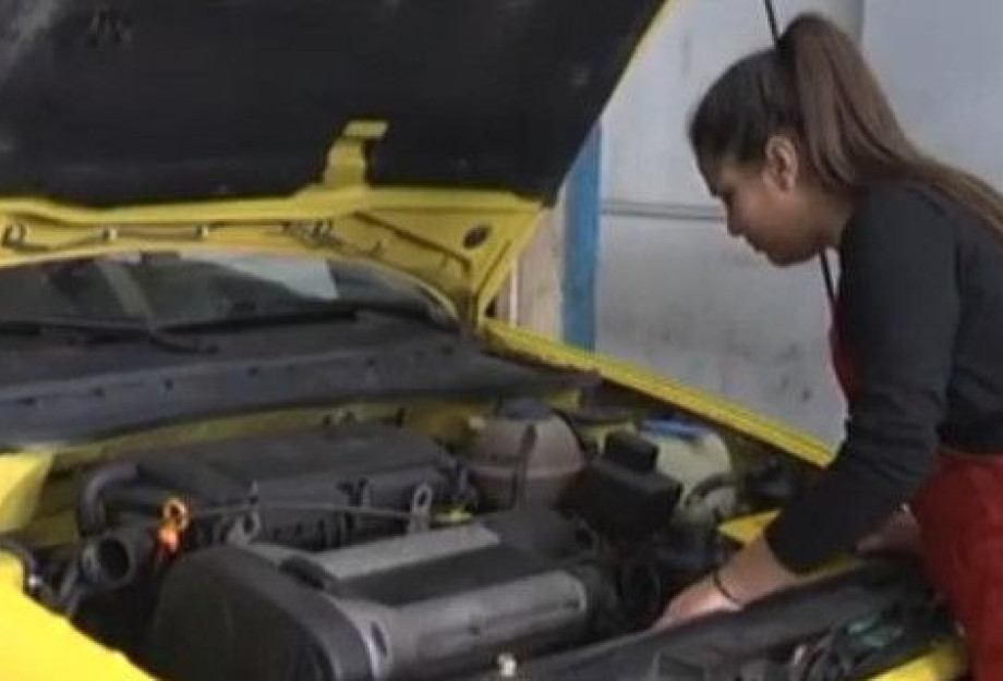 ΠΥΡΓΟΣ: Η 13ΧΡΟΝΗ ΜΗΧΑΝΙΚΟΣ ΠΟΥ ΒΑΖΕΙ ΤΑ ΓΥΑΛΙΑ ΣΕ ΑΓΟΡΙΑ ΚΑΙ ΑΝΤΡΕΣ! ΠΥΡΓΟΣ: Η 13ΧΡΟΝΗ ΜΗΧΑΝΙΚΟΣ ΠΟΥ ΒΑΖΕΙ ΤΑ ΓΥΑΛΙΑ ΣΕ ΑΓΟΡΙΑ ΚΑΙ ΑΝΤΡΕΣ!