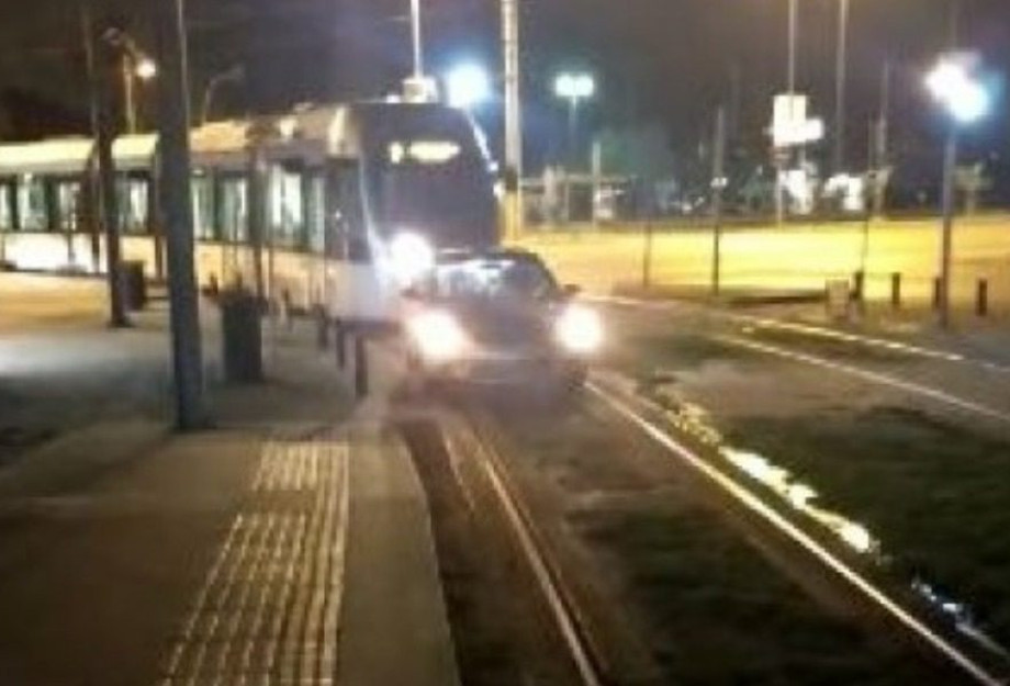 ΑΥΤΗ ΕΙΝΑΙ Η ΕΛΛΑΔΑ: ΑΦΗΣΕ ΤΟ ΑΥΤΟΚΙΝΗΤΟ ΤΟΥ ΠΑΝΩ ΣΤΙΣ ΡΑΓΕΣ ΤΟΥ ΤΡΑΜ! ΑΥΤΗ ΕΙΝΑΙ Η ΕΛΛΑΔΑ: ΑΦΗΣΕ ΤΟ ΑΥΤΟΚΙΝΗΤΟ ΤΟΥ ΠΑΝΩ ΣΤΙΣ ΡΑΓΕΣ ΤΟΥ ΤΡΑΜ!