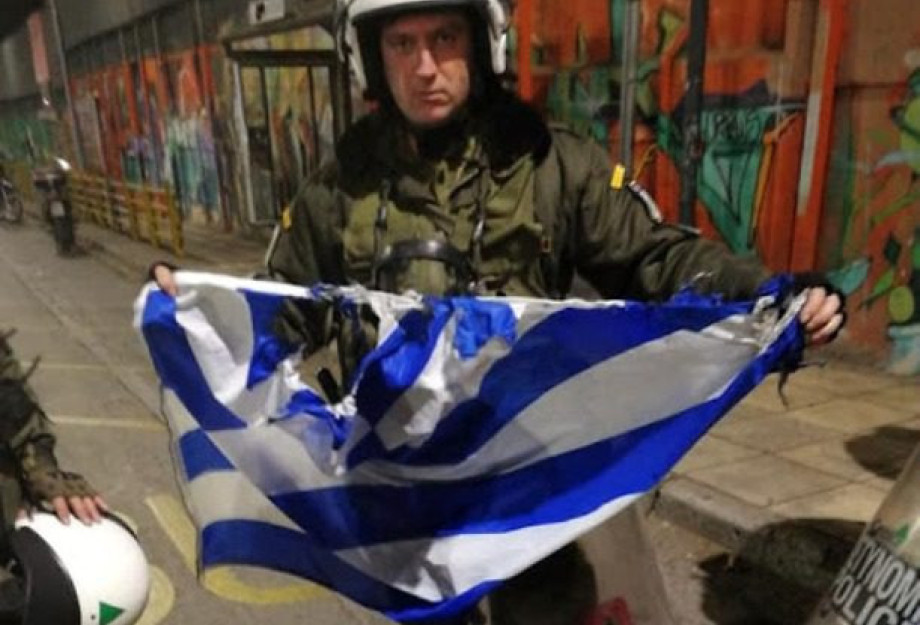 AΣΤΥΝΟΜΙΚΟΣ ΕΣΩΣΕ ΤΗΝ ΣΗΜΑΙΑ ΑΠΟ ΤΟ ΚΑΨΙΜΟ! AΣΤΥΝΟΜΙΚΟΣ ΕΣΩΣΕ ΤΗΝ ΣΗΜΑΙΑ ΑΠΟ ΤΟ ΚΑΨΙΜΟ!