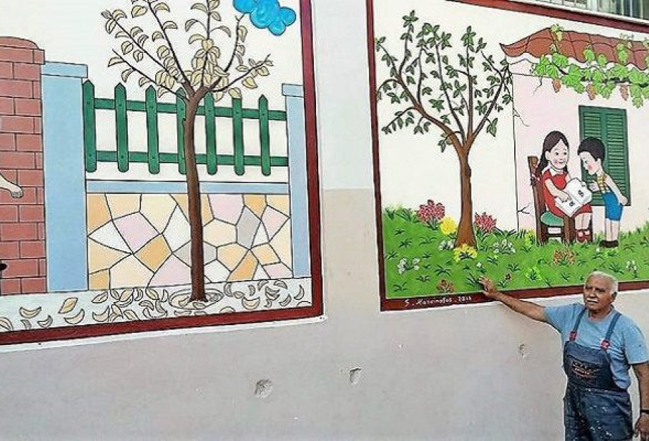 ΕΝΑΣ ΥΠΕΡΟΧΟΣ ΠΑΠΠΟΥΣ ΖΩΓΡΑΦΙΖΕΙ ΤΟ ΠΑΛΙΟ ΑΛΦΑΒΗΤΑΡΙ ΣΕ ΣΧΟΛΕΙΟ ΤΗΣ ΠΑΤΡΑΣ! ΕΝΑΣ ΥΠΕΡΟΧΟΣ ΠΑΠΠΟΥΣ ΖΩΓΡΑΦΙΖΕΙ ΤΟ ΠΑΛΙΟ ΑΛΦΑΒΗΤΑΡΙ ΣΕ ΣΧΟΛΕΙΟ ΤΗΣ ΠΑΤΡΑΣ!
